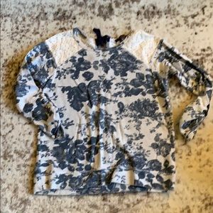 Floral printed L/S lace detail top.